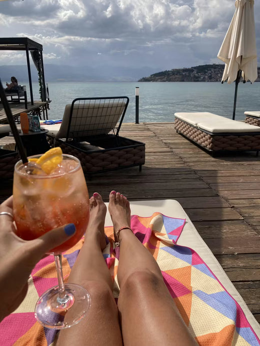 Eindelijk een reishanddoek waar je vrolijk van wordt!